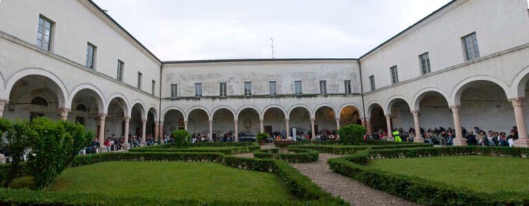 Folto pubblico per il concerto finale nel chiostro di San Benedetto Po