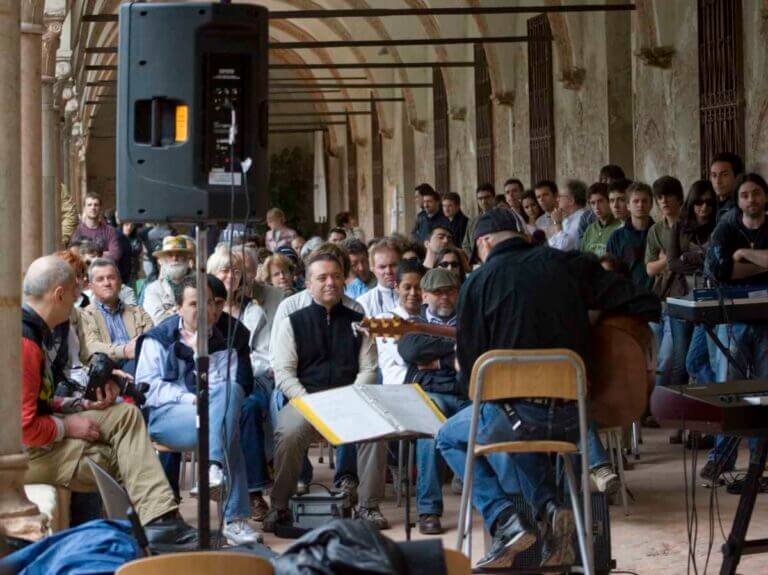 Folto pubblico nei Chiostri del Monastero Polironiano al Sanbenedettofestival 2008